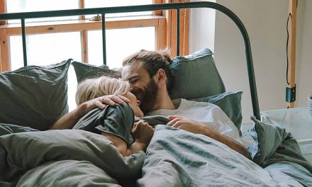 Benefícios de fazer amor antes e depois de dormir