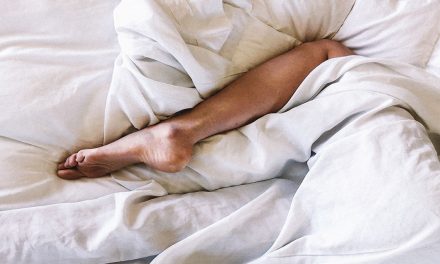 Dormir com uma perna para fora melhora o descanso?