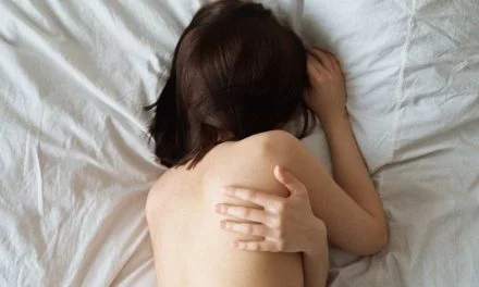 O seu ombro esquerdo dói quando dorme? Nós dizemos-lhe porquê