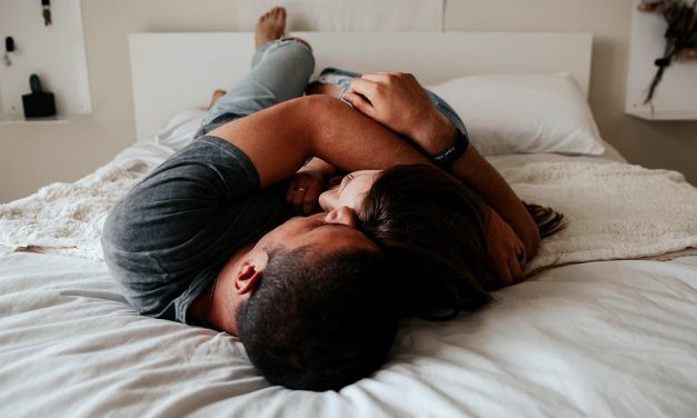 Benefícios de dormir em posição de conchinha com o seu parceiro