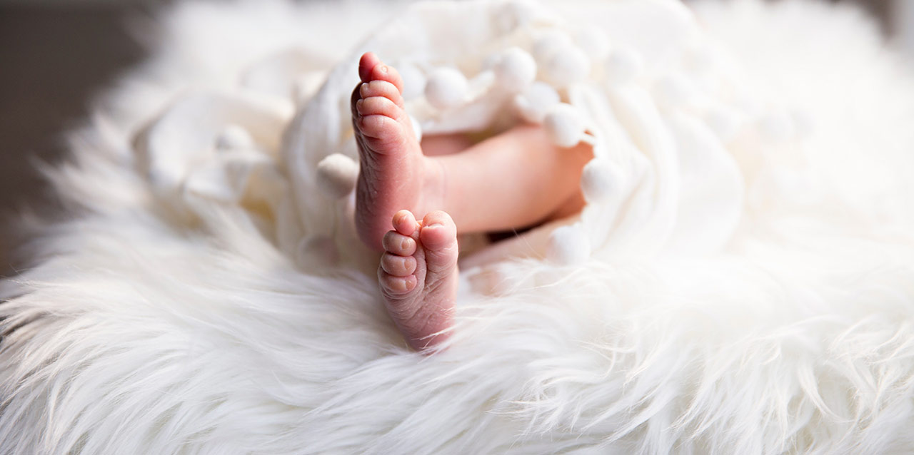 pés de bebé tapado