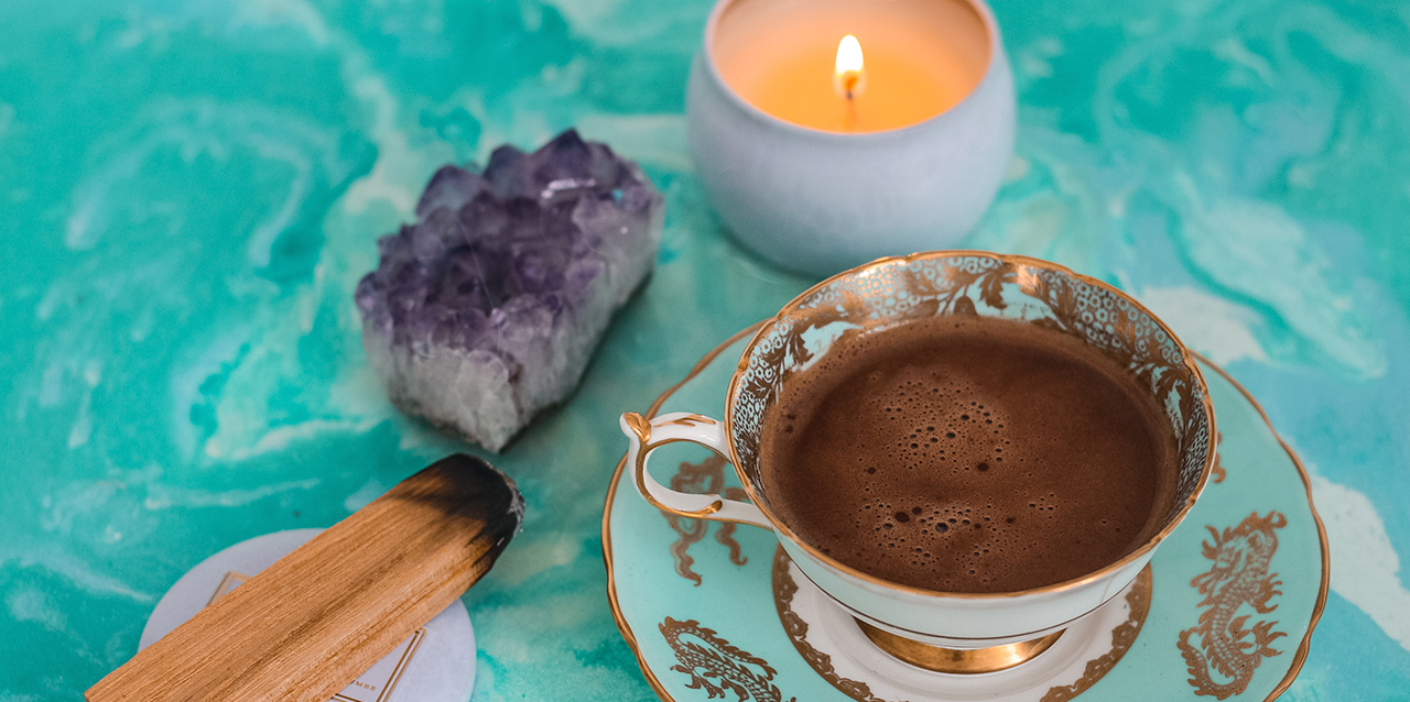 taça de chá incenso e uma vela