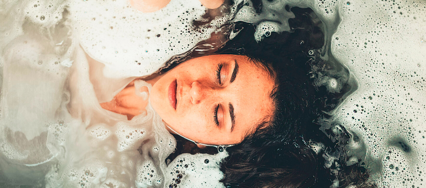 Dormir com o cabelo molhado: Sim ou não?